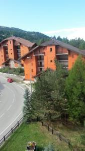an orange building on the side of a road at En vacances, comme à la maison in La Joue du Loup