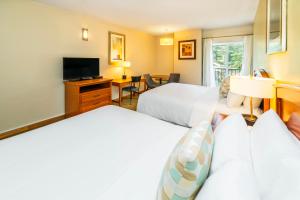 Postel nebo postele na pokoji v ubytování Banff Inn