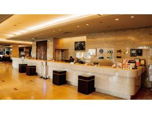 un gran vestíbulo con un mostrador en un edificio en TSUYAMA KAKUZAN HOTEL - Vacation STAY 75704v, en Tuyama
