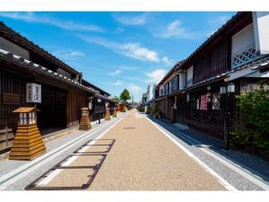 una calle vacía en un pueblo asiático con edificios en TSUYAMA KAKUZAN HOTEL - Vacation STAY 75704v, en Tuyama