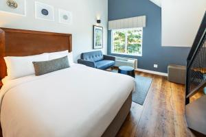 Postel nebo postele na pokoji v ubytování Banff Inn