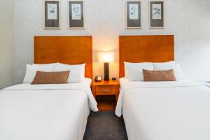 Postel nebo postele na pokoji v ubytování Banff Inn