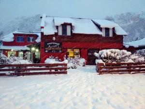 エル・チャルテンにあるConstantino Hostel by lo de Guilleの雪の赤い納屋 +33枚の写真