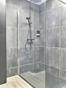 Ένα μπάνιο στο Bel appartement rdc détente Balnéo & Ciné & Terrasse proche Centre Gare Amiens