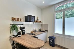 Η κουζίνα ή μικρή κουζίνα στο Bel appartement rdc détente Balnéo & Ciné & Terrasse proche Centre Gare Amiens +15 φωτογραφίες