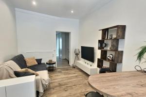 Μια τηλεόραση ή/και κέντρο ψυχαγωγίας στο Bel appartement rdc détente Balnéo & Ciné & Terrasse proche Centre Gare Amiens