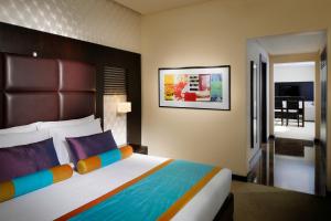 Postel nebo postele na pokoji v ubytování Hues Boutique Hotel