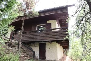 a house with a large balcony on the side of it at Résidence Chal. Les Chandelles - CHALET Les Chandelles 11 Pers. PIED PISTES MAE-6521 in Les Orres