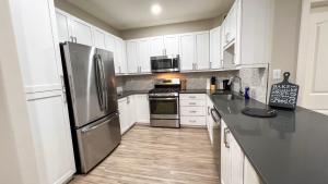 Кухня или мини-кухня в Modern Apartment in Trendy Area
