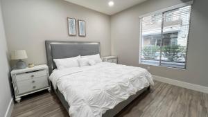 Кровать или кровати в номере Modern Apartment in Trendy Area +33 фотографии