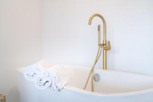 vasca da bagno con rubinetto e lavandino di Bulles de la Marina - Balnéo a Capbreton