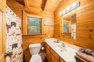 Ванная комната в Alpenhaus Cozy Log Cabin - 2 Bedrooms, Hot Tub, amazing location! +11 фотографий