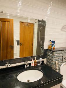 Et badeværelse på Centaurus Apartment