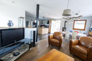 TV a/nebo společenská místnost v ubytování Agréable maison à la campagne