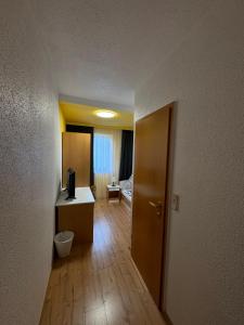 a room with a bathroom with a room with a toilet at FAliyyas Village in Meiningen