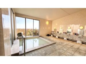 a bathroom with a pool with sinks and mirrors at THE RETREATMENT YUGAWARA - Vacation STAY 86818v in Yoshihama