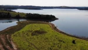 an island in the middle of a body of water at Rancho do Pijuca - Usina Mauá in Ortigueira