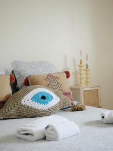 a bedroom with a bed with towels on it at L'échappée Deauvillaise - Entièrement Rénové en 2025 in Deauville