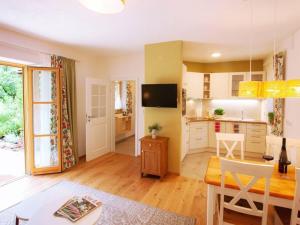 Dapur atau dapur kecil di Holiday apartment in Gärtnergassl