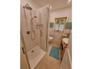 Bilik mandi di Holiday apartment in Gärtnergassl