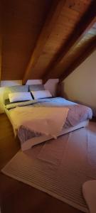 a bed in a attic room with acknowled at FeWo am Park- mit Ausblick auf den Europa-Park in Rust