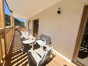 a balcony with chairs and a table on a deck at Résidence Le Living Stone B - LE LIVING STONE-Tout inclus MAE-1811 in Vars
