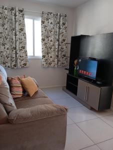 Et tv og/eller underholdning på Apartamento Terreo