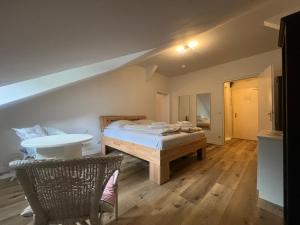 Postel nebo postele na pokoji v ubytování ciao-aschau Haus zur Burg Apartment 305 Geres