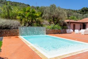 une piscine dans une cour avec une maison dans l'établissement Villa Cammà with private pool, à Mirto