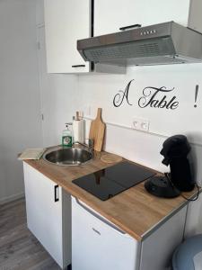 Dapur atau dapur kecil di Appartements Avesnes sur Helpe Cosy T2 +4 gambar