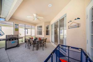 einen Balkon mit einem Tisch und Stühlen in einem Zimmer in der Unterkunft Villa Mona, 4bed pool, Hot tub,Game Room at Calabay Tower lake in Haines City