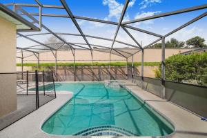 ein Pool mit Glasdach auf einem Gebäude in der Unterkunft Villa Mona, 4bed pool, Hot tub,Game Room at Calabay Tower lake in Haines City