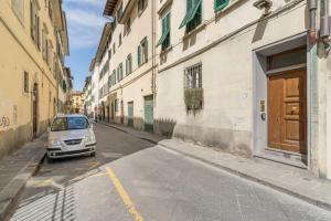 een kleine auto geparkeerd aan de kant van een straat bij Little Patio in Florence