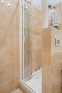 een douche met een glazen deur in een badkamer bij Little Patio in Florence +31 foto's