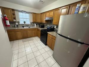 Η κουζίνα ή μικρή κουζίνα στο Unique 3 Bedroom 10 mins from EWR Airport NYC +8 φωτογραφίες
