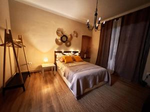 sypialnia z łóżkiem z pomarańczowymi poduszkami w obiekcie TheCozyHouse Novi Sad w Nowym Sadzie