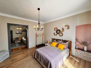 sypialnia z łóżkiem i salonem w obiekcie TheCozyHouse Novi Sad w Nowym Sadzie +19 zdjęć