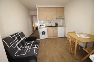 Kuchyň nebo kuchyňský kout v ubytování appartement situé a 100 m de la plage + 5 fotografií