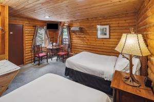 Ein Bett oder Betten in einem Zimmer der Unterkunft Denali Crow's Nest Cabins