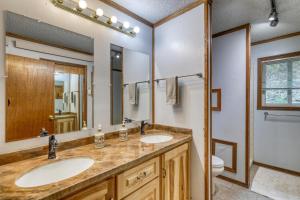 a bathroom with two sinks and a toilet at Buffalo Thunder Lodge in Deadwood +45 photos