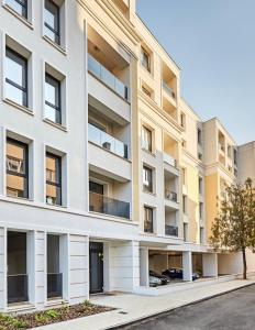 een afbeelding van een appartementencomplex bij App Town North Pipera 23 in Voluntari