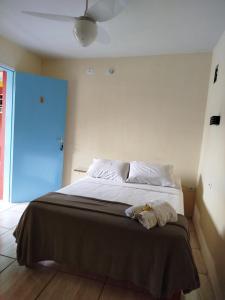 a bedroom with a large bed with a brown blanket at Caminito in Santo Antônio do Pinhal +27 photos