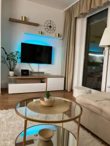 TV a/nebo společenská místnost v ubytování Apartman 10 Lux