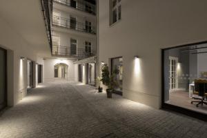 een lege gang van een appartementengebouw met een raam bij STRADONIA Serviced Apartments in Krakau