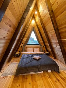 PeaksView Chalets客房内的一张或多张床位