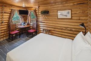 Ein Bett oder Betten in einem Zimmer der Unterkunft Denali Crow's Nest Cabins