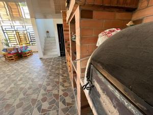 Habitación con pared de ladrillo y cama en Hospedaje Zamacha, en Rivera