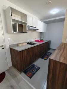 a kitchen with white cabinets and a counter top at Apartamento de estreno in Arequipa