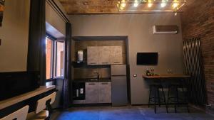 Kuchyň nebo kuchyňský kout v ubytování vatican street art