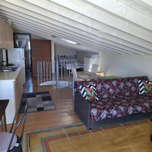 Posezení v ubytování Harbour Loft